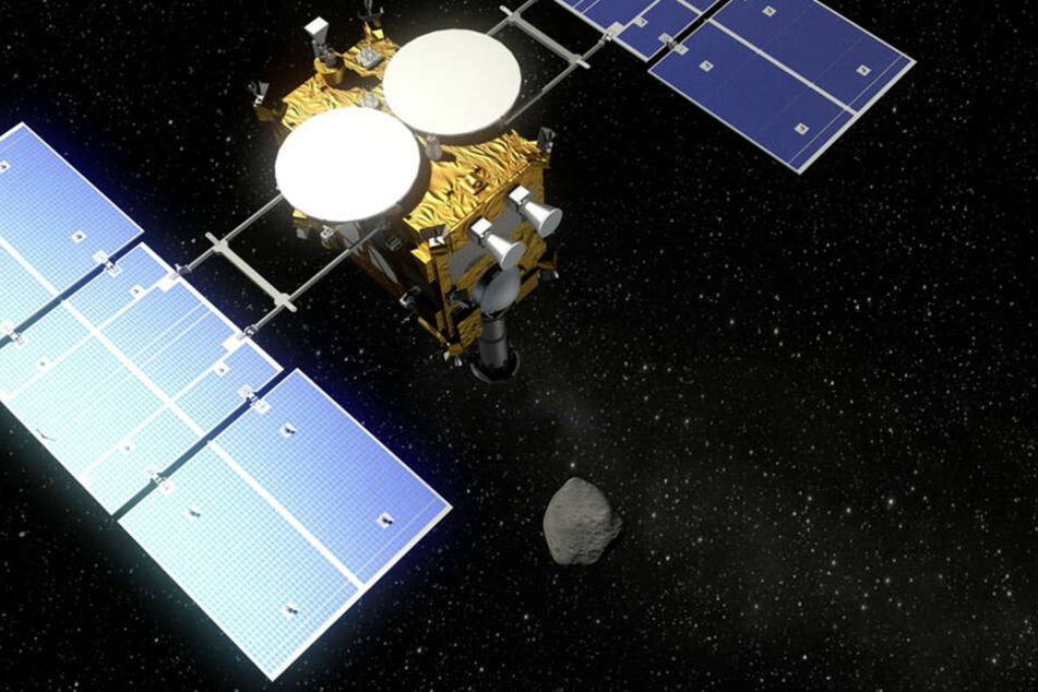 Der Asteroidenlander MASCOT fliegt mit der japanischen Raumsonde Hayabusa2 (undatierte Visualisierung) zum Asteroiden 1999 JU 3. Solche Sonden können Daten über Himmelskörper einsammeln.
