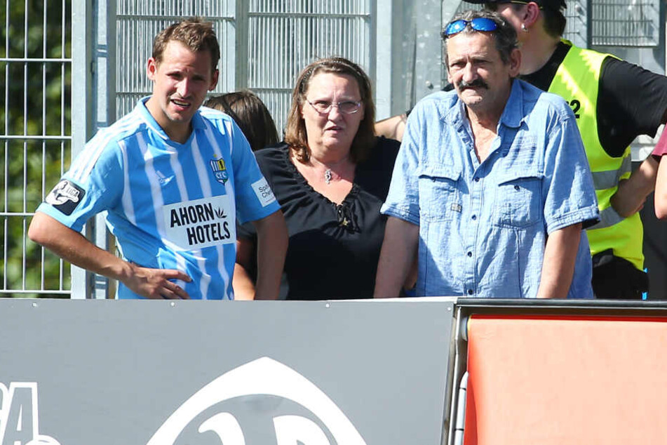 Anton Fink plauderte in Aalen nach Spielende mit
seinen Eltern, die aus Maisach angereist waren.