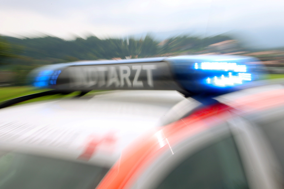 Auf einer Bundesstraße in Oberbayern kam es am Sonntagabend zu einem schweren Unfall. (Symbolbild)