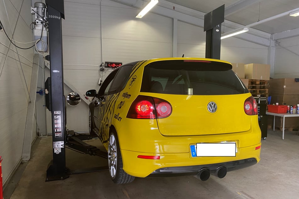 Zu guter Letzt ist auch noch die Abgasanlage so manipuliert, dass sie mit "Schubknallern" unglaublichen Lärm macht.