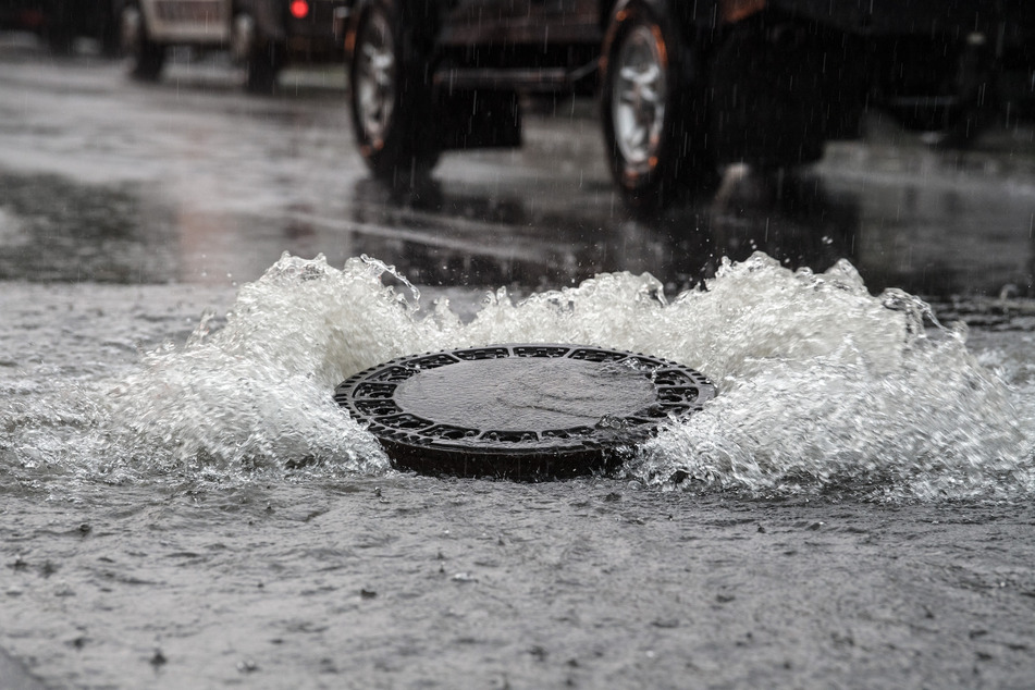In Nordrhein-Westfalen stehen auch Straßen unter Wasser. (Symbolbild)