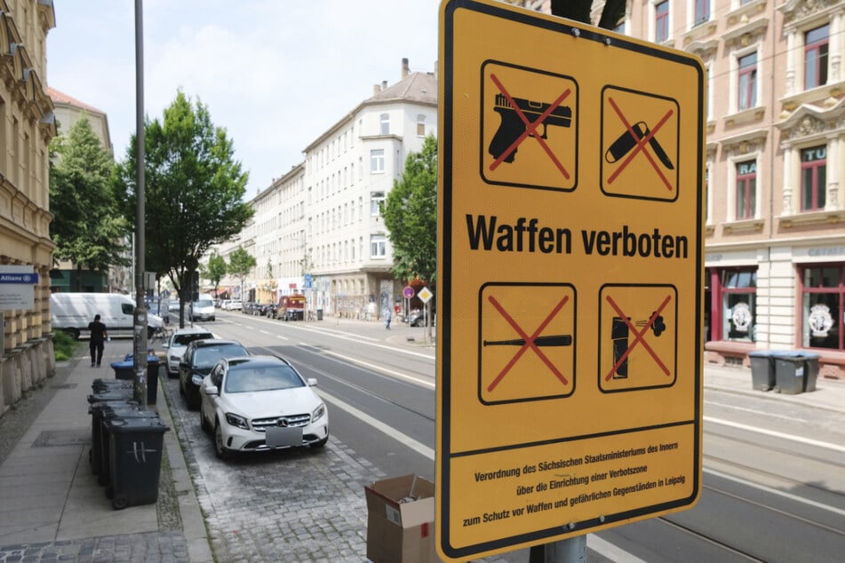 Auch wenn einige der gelben Schilder bereits verschwunden oder überklebt sind: noch immer ist der Eisenbahnstraßen-Kiez eine Waffenverbotszone mit Sonderkontrollrechten der Polizei.