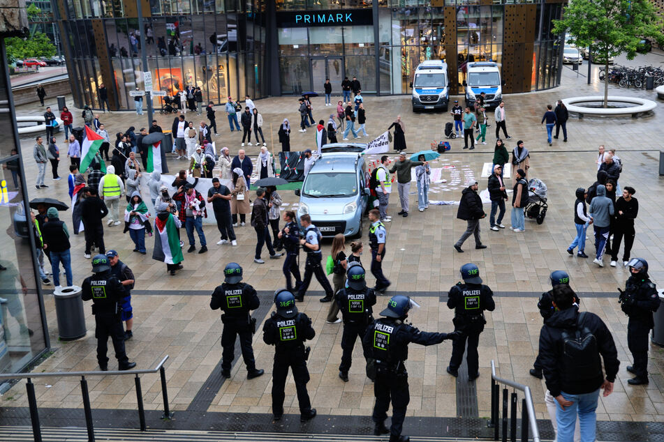 Eskalation in Wuppertal: Polizei muss bei Pro-Palästina-Demo eingreifen