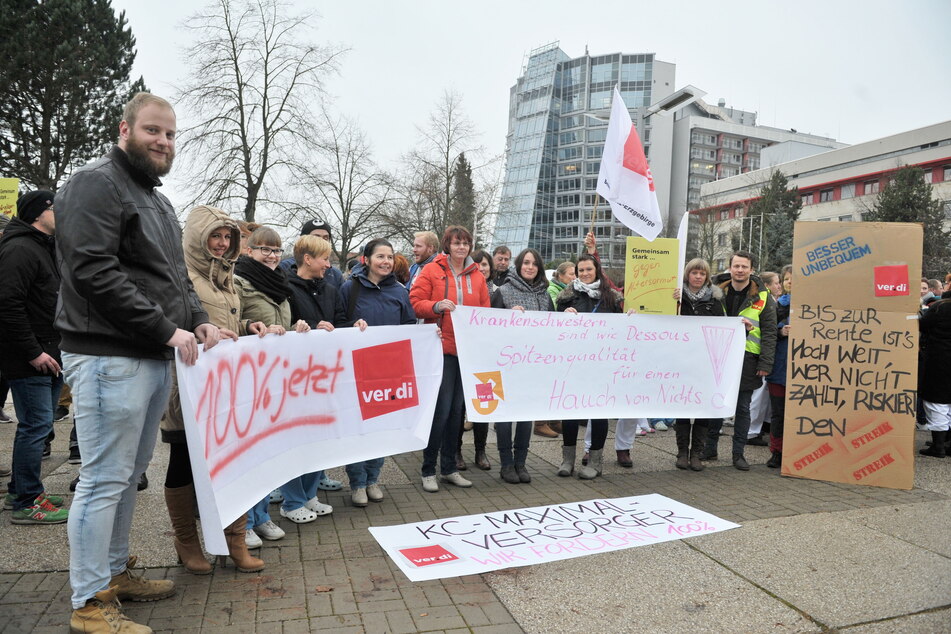 Bereits im Dezember 2016 demonstrierten Mitarbeiter des Chemnitzer Klinikums für gerechtere Bezahlung (Archivbild).