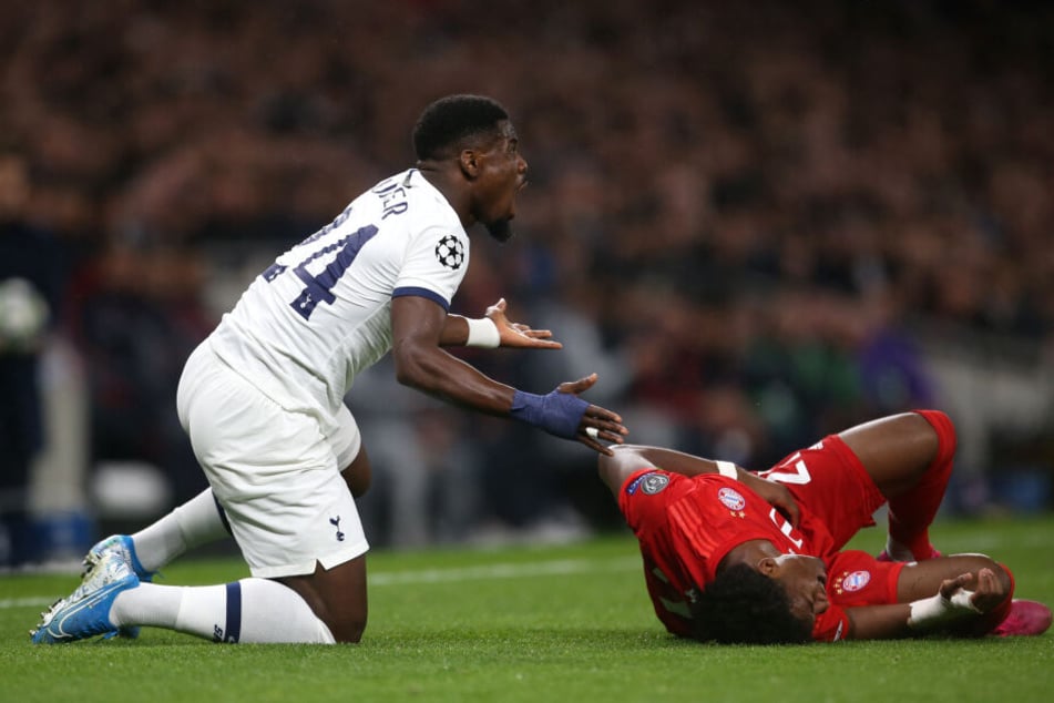 Münchens David Alaba liegt nach einem Zweikampf mit Tottenham Hotspurs Serge Aurier (l) verletzt am Boden.