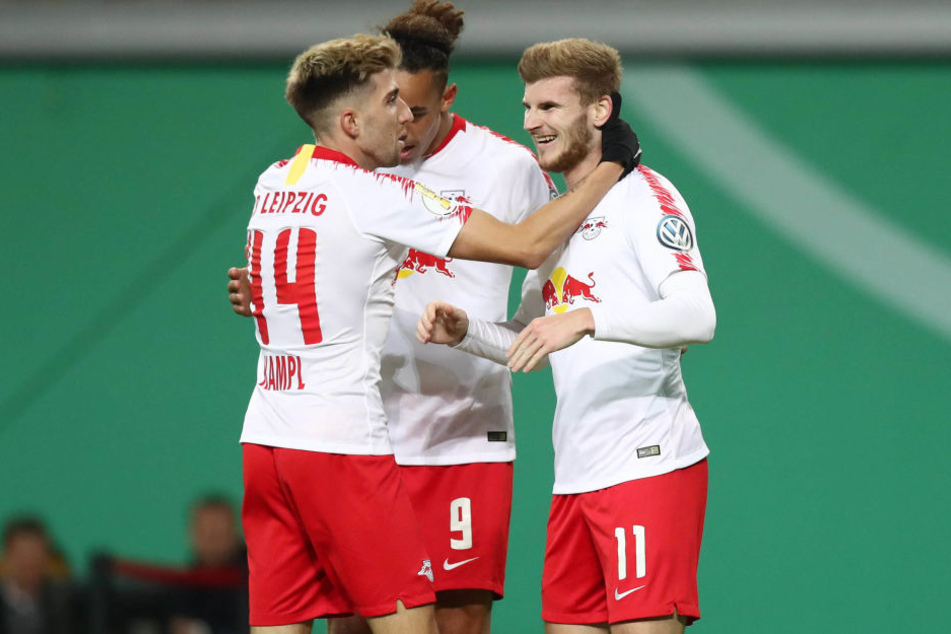 Doppeltorschütze Timo Werner (r.) nimmt Glückwünsche seiner Teamkollegen Kevin Kampl (l.) und Yussuf Poulsen entgegen. Wenn er trifft, dann doppelt.