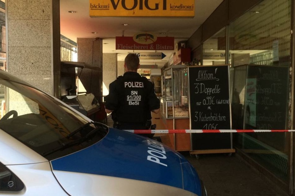 Ein Modegeschäft an der Zentralhaltestelle wird evakuiert.