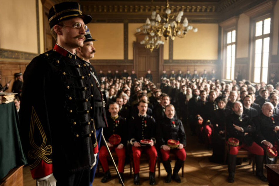 Alfred Dreyfus (l., Louis Garrel) wird vom Militärgericht verurteilt. Später geht er in Revision.