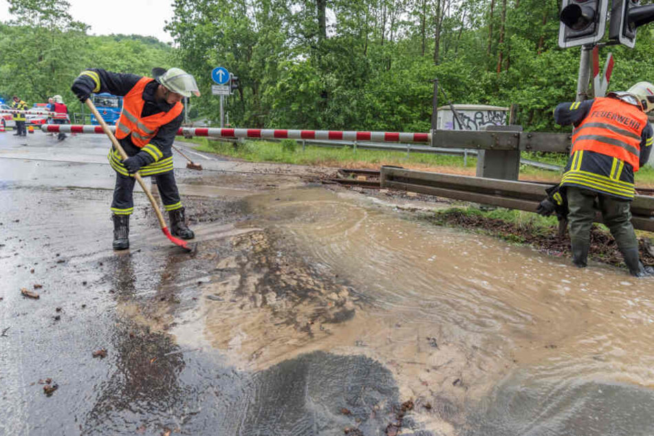 Der Bahnübergang ist von der Flut überspült.