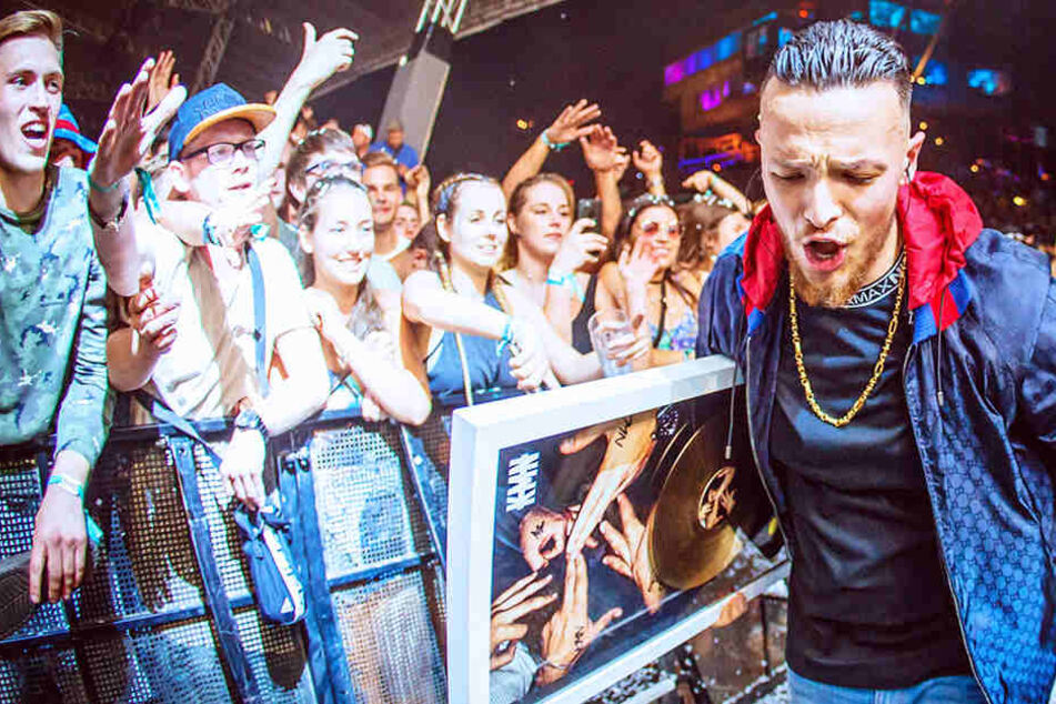 Autogrammstunde von KMN-Rapper Azet eskaliert: Panik und Ausschreitungen im Media Markt