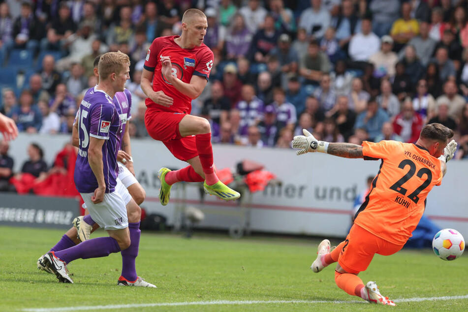 Palko Dardai (M.) bringt die Kugel zur 1:0-Führung von Hertha BSC an Osnabrücks Keeper Philipp Kühn vorbei
