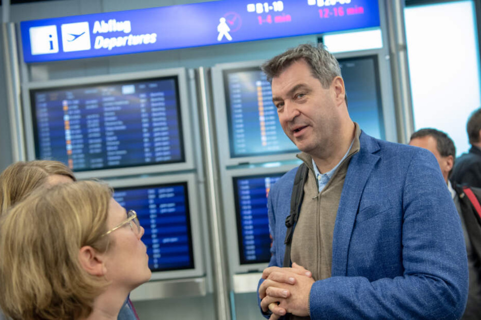 Markus Söder im Gespräch mit Journalisten vor seinem Abflug.