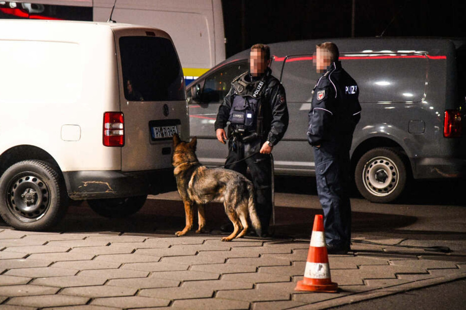 Auch ein Polizeihund wurde eingesetzt.