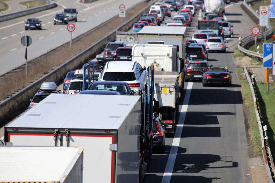 Bei dem Unfall auf der A4 bei Frechen wurden vier Menschen schwer verletzt. Ein Autofahrer fuhr nach dem Unfall bis zum Unfallort durch die Rettungsgasse. (Symbolbild)