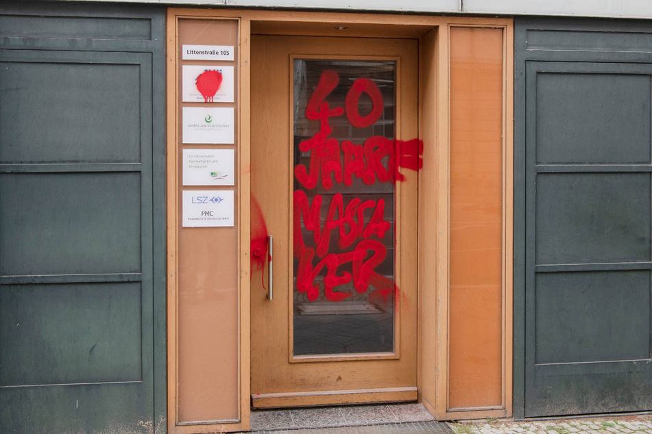 Unbekannte Täter haben mit roter Farbe den Schriftzug "40 Jahre Massaker" an die Eingangstür zum Büro der Deutsch-Israelischen Gesellschaft in Berlin gesprüht.