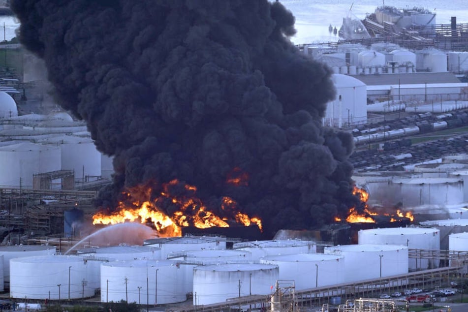 In der Fabrik in Houston sind Chemikalien und Treibstoff in Brand geraten.