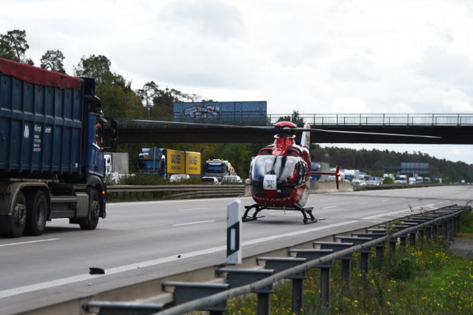 Ein Rettungshubschrauber landet auf der Autobahn.