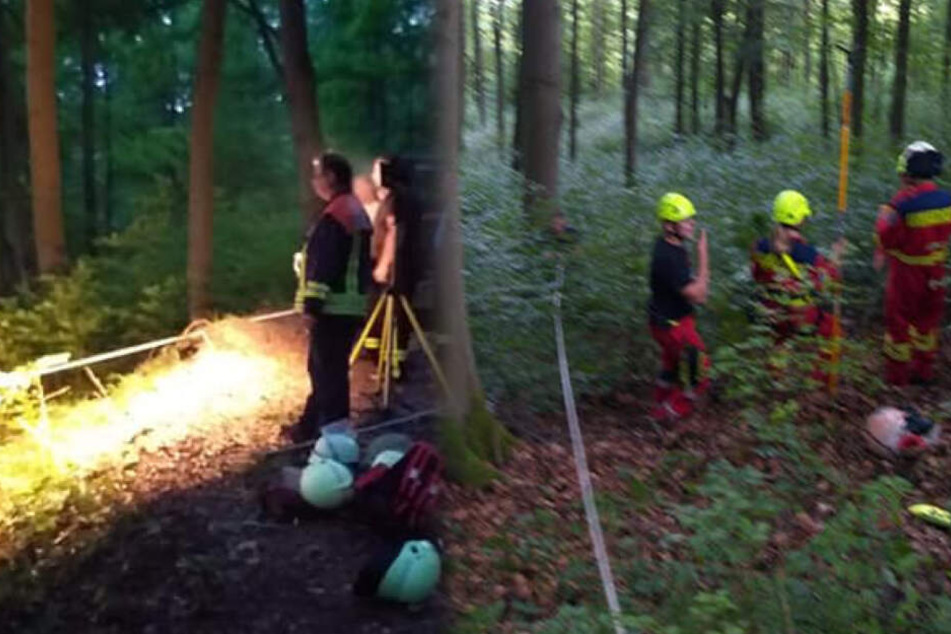 Die Feuerwehren mussten sich zuerst durch den Wald kämpfen, bevor sie zu dem Mann gelangten.