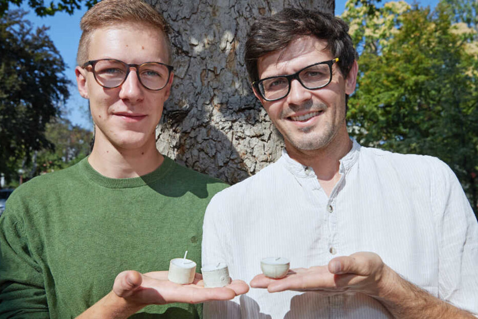 Paul Handrick (li.) und Karsten Jahn mit den umweltfreundlichen Teelichtern.