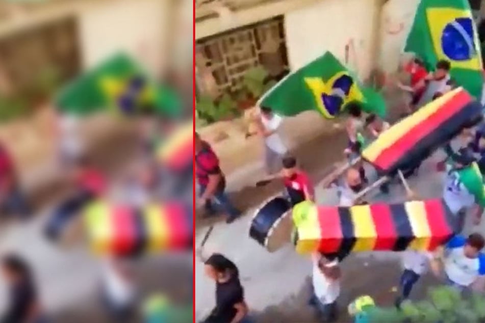 Brasilianische Fußball-Fans tragen deutsche Särge durch die Straßen.