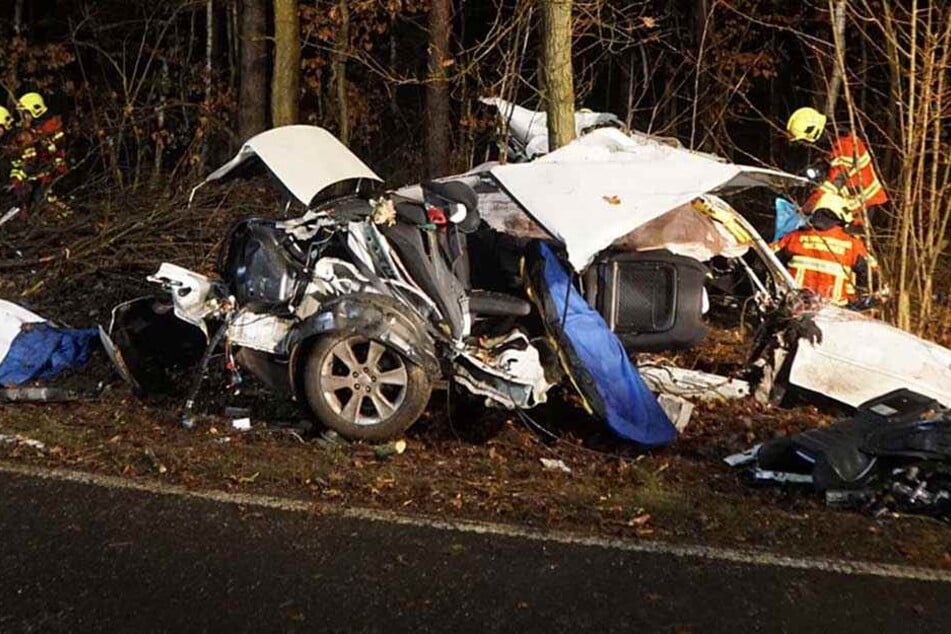 Der Fahrer hatte keine Chance, er starb in dem Wrack.