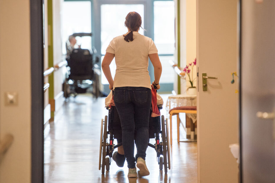 Fehlendes Personal bringt viele Pflegeheime an ihre Grenzen.