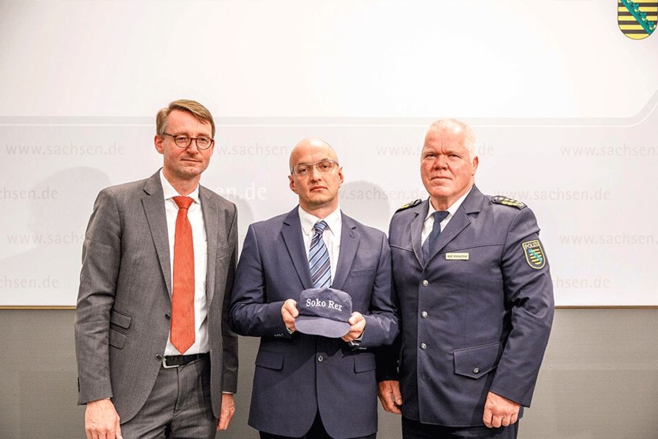 Dirk Münster (47, Mitte) ist der Chef der wiederaufgelegten "Soko Rex" - hier mit Innenminister Roland Wöller (48, CDU, l.) und Landespolizeipräsident Horst Kretzschmar (59).