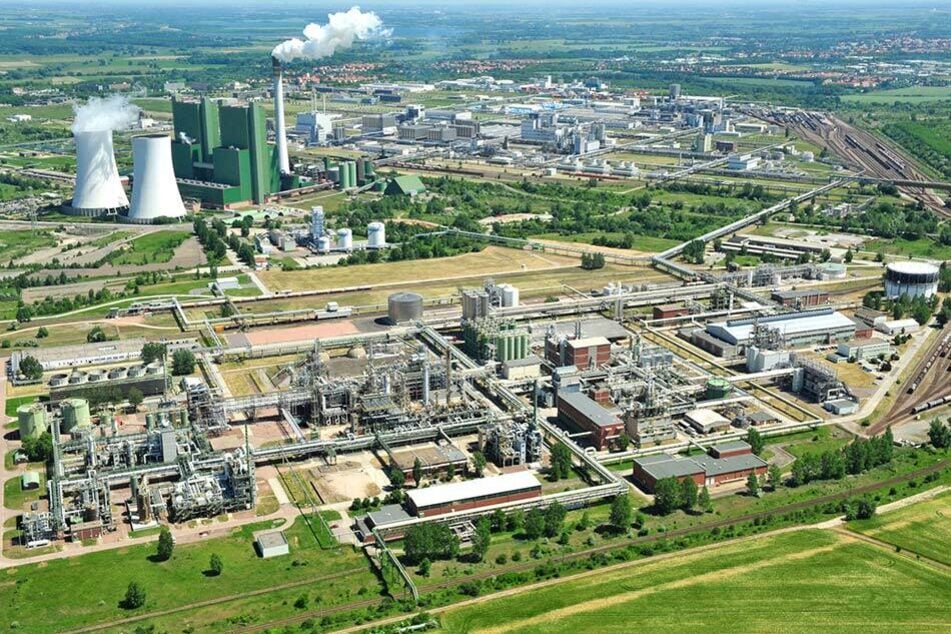 Heute gehört das Werk in Schkopau zum Dow Olefinverbund GmbH und produziert nach modernen technischen Verfahren auf Erdölbasis.