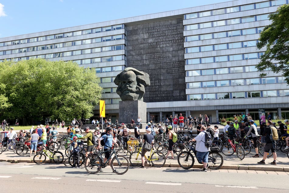 Großer Fahrrad-Treff am Chemnitzer Nischel. Hier startete am Samstagvormittag eine Verkehrswende-Demo.
