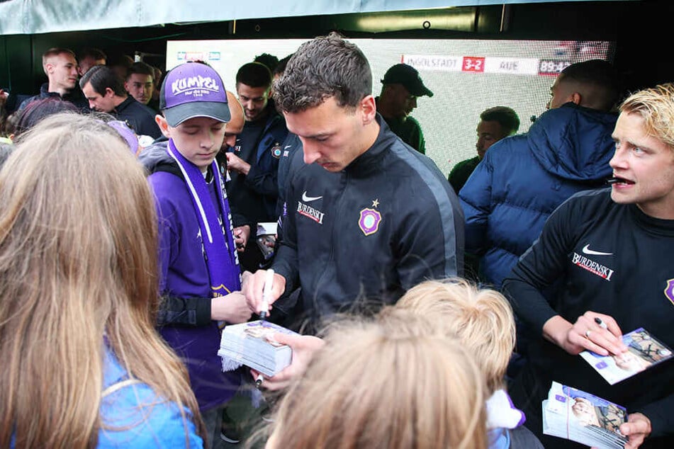 Den Fans gab er bereitwillig Autogramme, der Verein aber wartet noch auf die Unterschrift von Dominik Wydra.