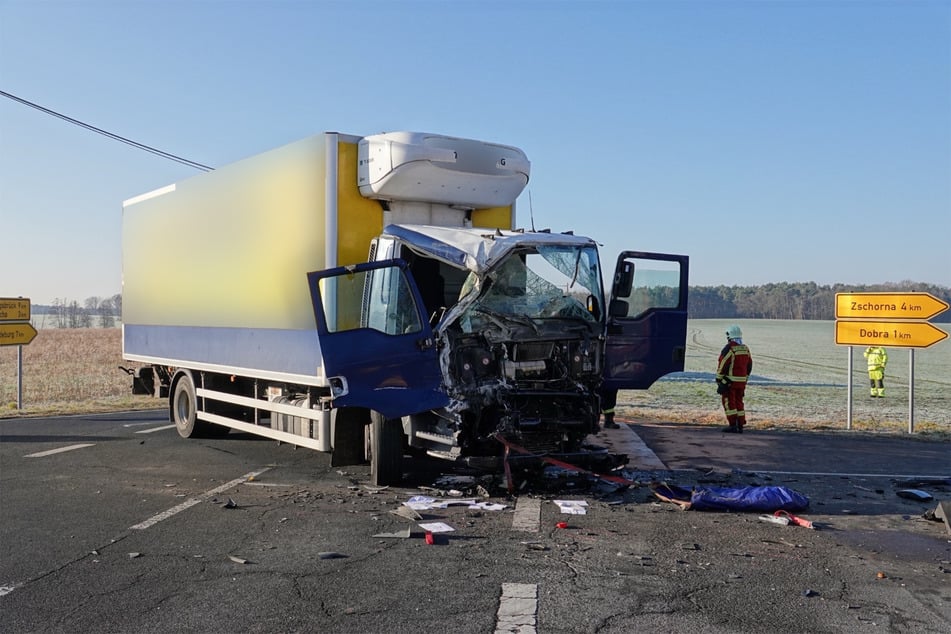 Aus bislang unbekannten Gründen stießen ein Mercedes-Benz-Lkw und ein MAN-Lkw frontal zusammen.