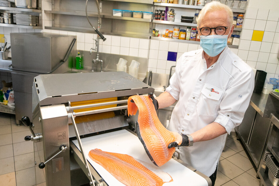 Wolle Förster (65) hat unter anderem in eine Fischenthäutungsmaschine investiert. Was martialisch klingt, beschert den Kunden schneller leckeres Sushi.