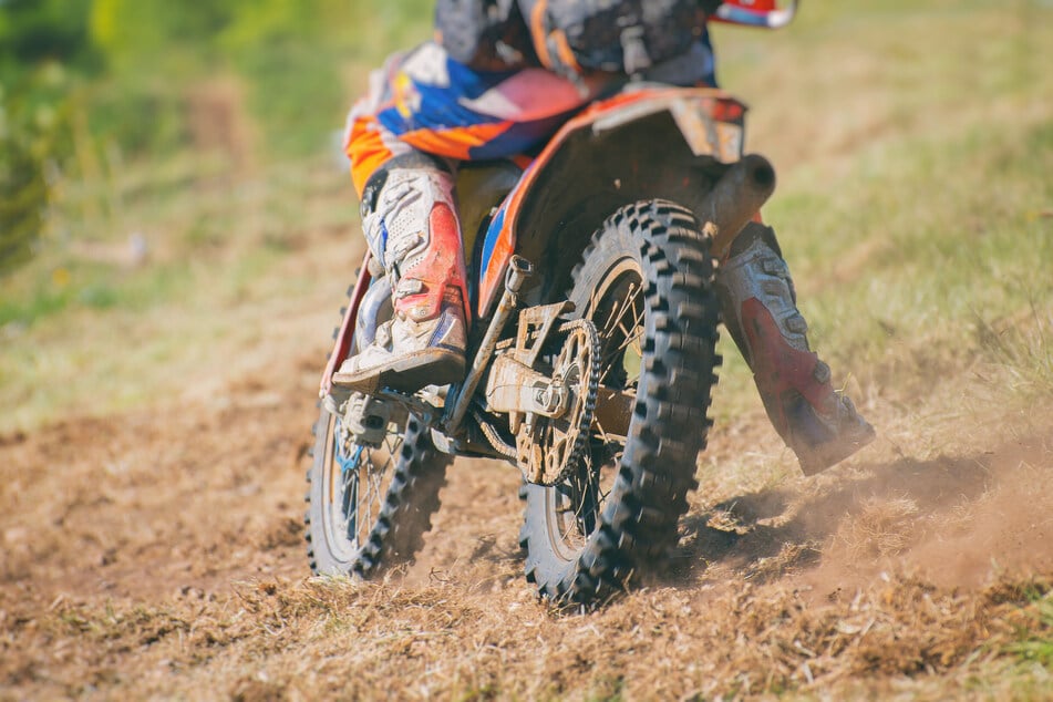 Der 18-Jährige baute einen schweren Unfall, hätte mit der Cross-Maschine aber gar nicht unterwegs sein dürfen. (Symbolfoto)