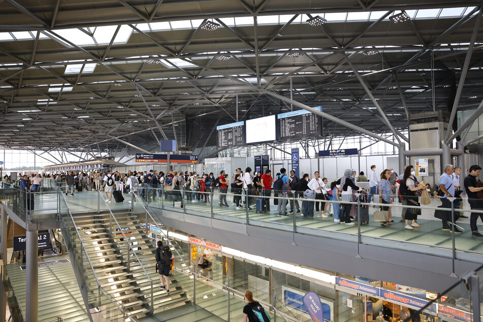 Am Flughafen Köln/Bonn fehlt Personal in der Sicherheitskontrolle. Die Folgen sind lange Schlangen.
