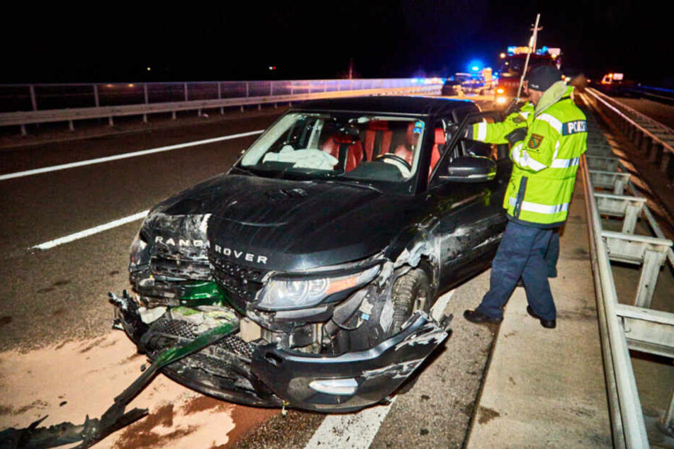 Der Fahrer des Range Rover knallte auf einen vor ihm fahrenden Transporter.
