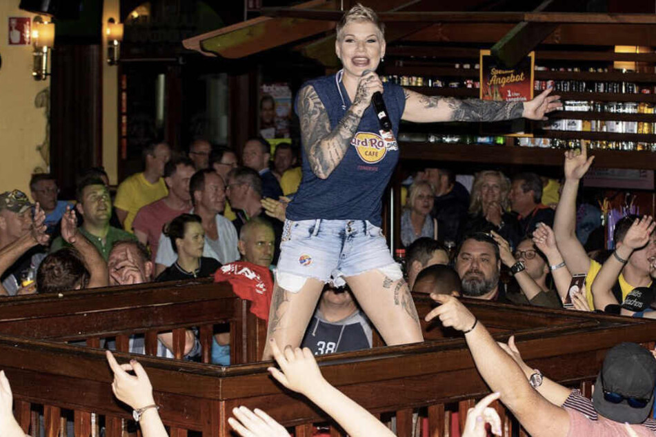 So kennt man Melanie Müller: Voller Körpereinsatz und die Ballermann-Fans zum Mitsingen motivieren.