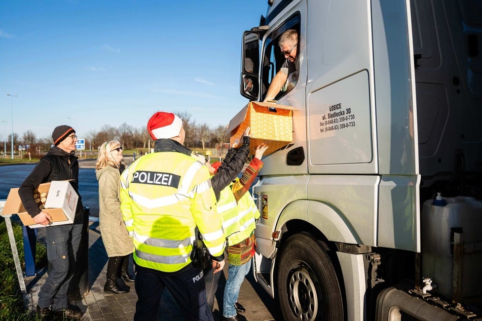 Bei bestem Wetter machten einige Freiwillige vielen Lkw-Fahrern eine kleine Freude.