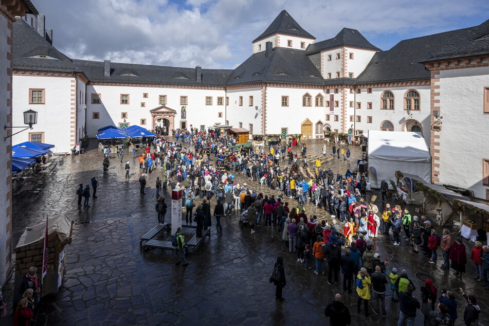 Schloss Augustusburg feiert 450. Geburtstag: Festumzug in historischen Kostümen