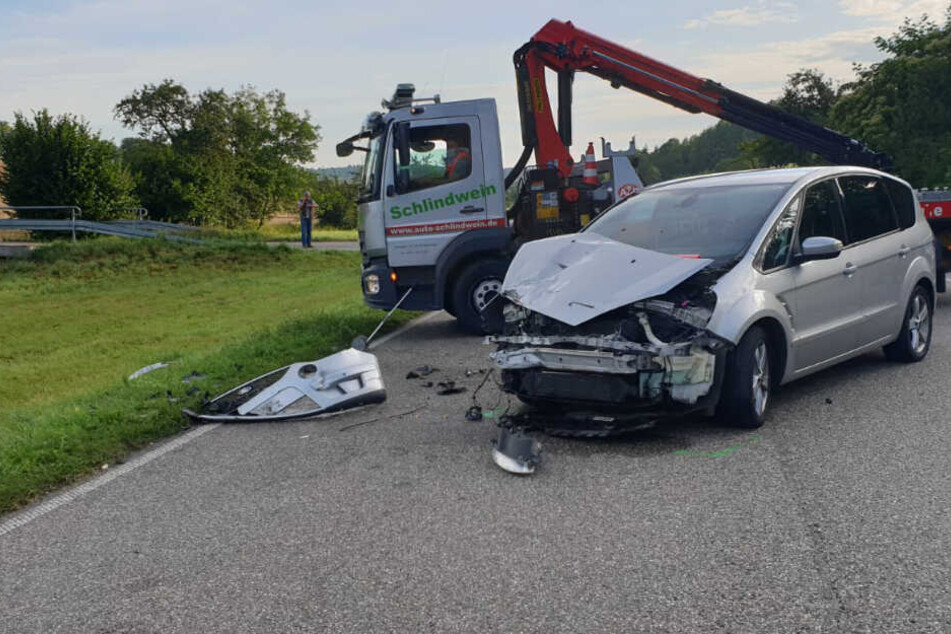 Gegen diesen Ford krachte der Motorrad-Fahrer.