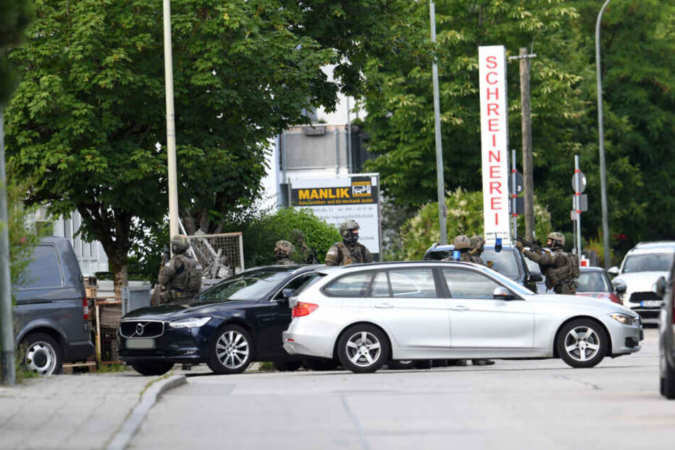Ein Großaufgebot der Polizei hat ein Hotel im Münchner Vorort Aschheim nach einem bewaffneten Mann durchsucht.