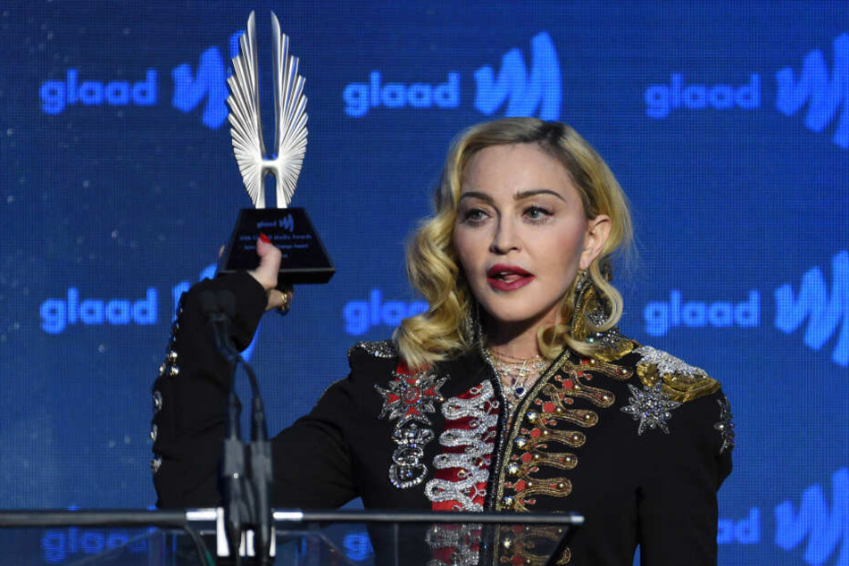 Sängerin Madonna nimmt den 'Advocate for Change Award' entgegen.