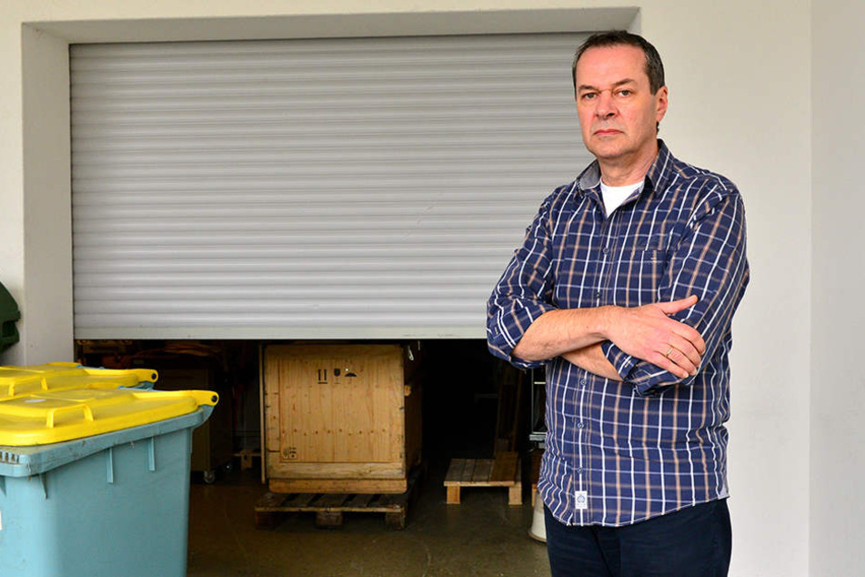 Firmenchef Andreas Titz (48) ist sauer: Durch dieses Rolltor kamen die Diebe
ins Gebäude.