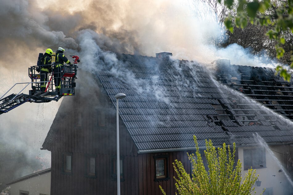 Schnell hatten die Flammen auch den Dachstuhl ergriffen.
