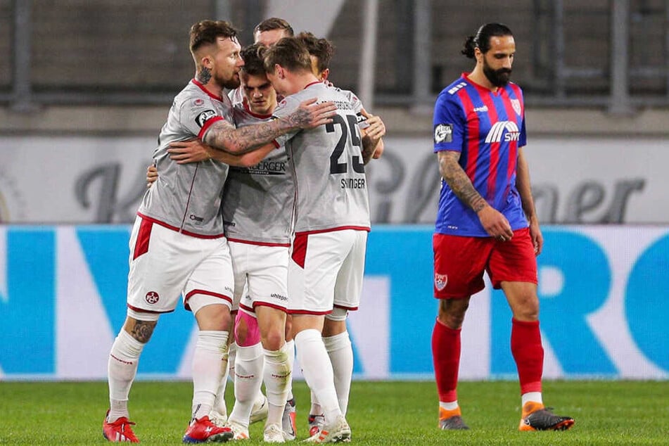 Kaiserslautern durfte gleich vier Mal jubeln, während Uerdingens erfahrener Abwehrchef Dominic Maroh (r.) bedient ist.
