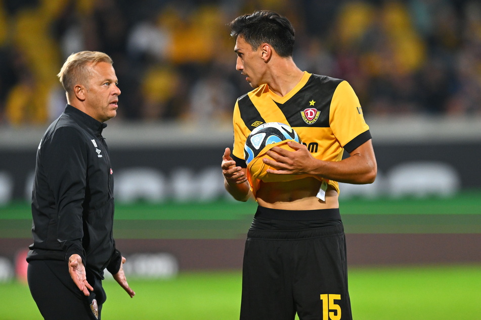 Dynamo-Trainer Markus Anfang (49, l.) schaut seinen Dauerbrenner Claudio Kammerknecht fragend an. Der 24-Jährige spielte bisher jede Sekunde.