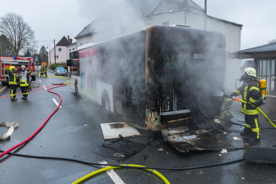 Linienbus im Erzgebirge abgefackelt: Fahrerin ins Krankenhaus gebracht