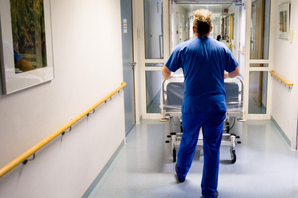 Vier Wochen nach einem harmlosen Unfall ist der Autofahrer im Krankenhaus gestorben. (Symbolbild)