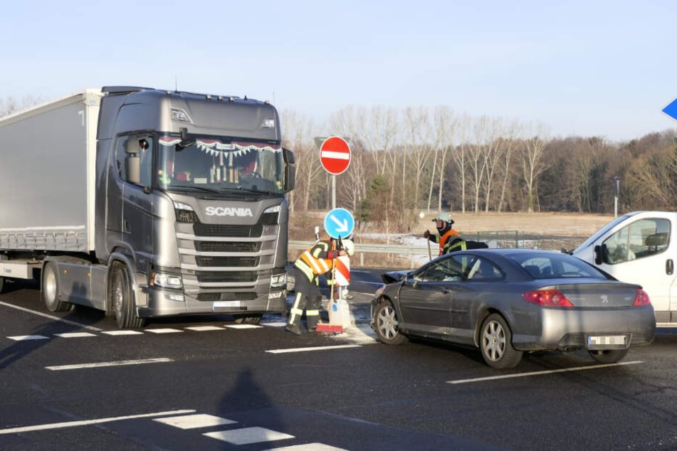 Crash am Mittwochmorgen: Auf dem Autobahnzubringer bei Naunhof (Landkreis Leipzig) krachte es.