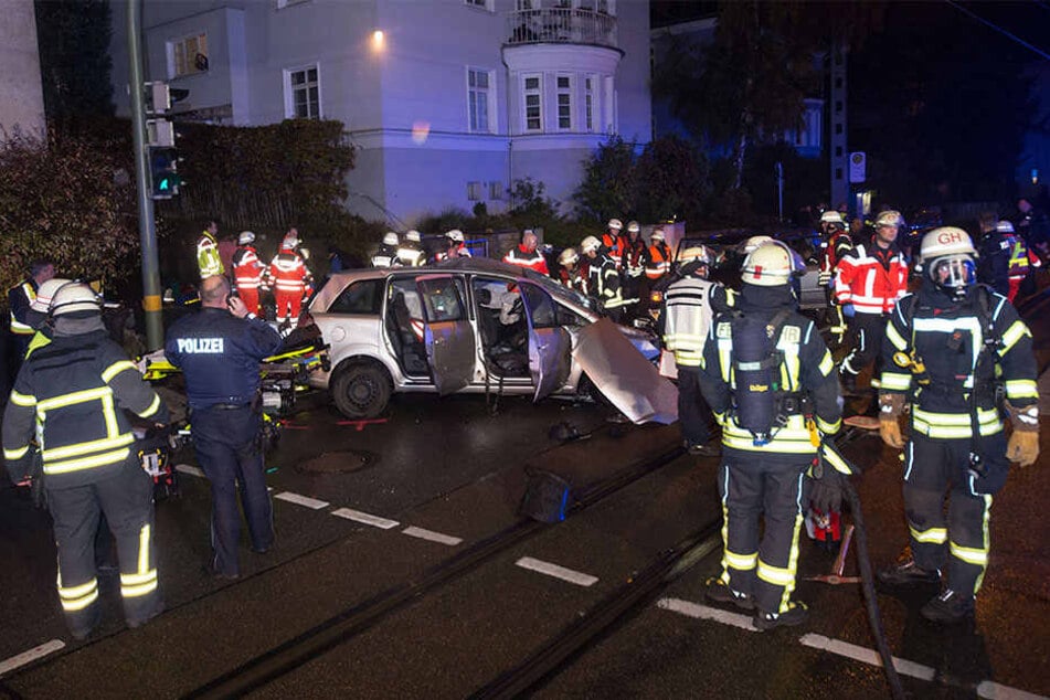 Zahlreiche Rettungskräfte waren am Unfallort im Einsatz.
