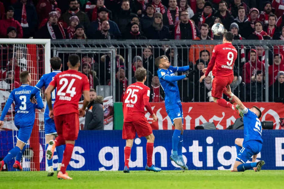 Robert Lewandowski (r) köpft den Ball zur 3:1-Führung für die Bayern.